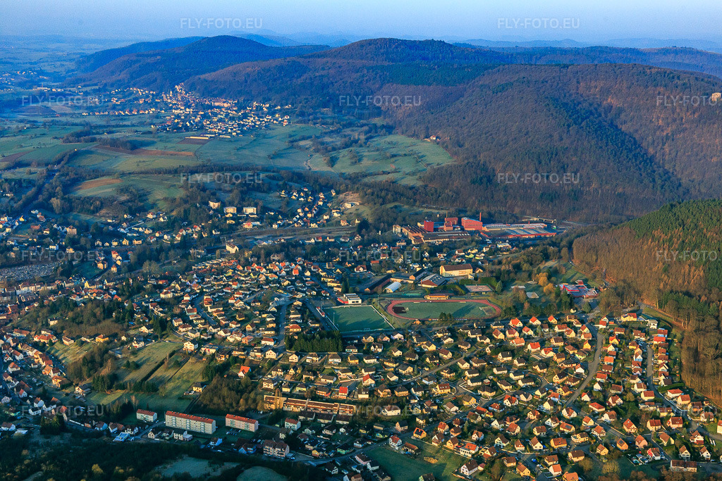 Vue aérienne: Vue de la ville depuis l'est à Niederbronn-les-Bains dans le département Bas Rhin, France – .Photo: IMG_105260.jpg prise le 25/03/2018 par Werner Riehm/FLY-FOTO.eu – Résolution de l'original: 5472 x 3648 px