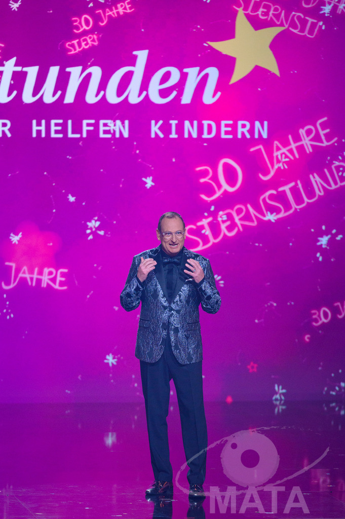 _DWI6139 | Volker Heißmann bei '30 Jahre Sternstunden-Gala 2023' in der Frankenhalle. Nürnberg, 15.12.2023 - Realisiert mit Pictrs.com