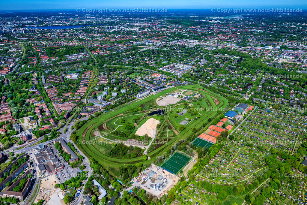 Hamburg_Horn_Galopprennbahn_Hamburghorn_ELS_3549010525 | HAMBURG 01.05.2025 Rennstrecke der Rennbahn - Trabrennbahn des Hamburger Renn-Club e.V. im Ortsteil Horn in Hamburg, Deutschland. Weiterführende Informationen bei: Hamburger Renn-Club e.V.. // Racetrack racecourse - trotting of Hamburger Renn-Club e.V. in the district Horn in Hamburg, Germany. Further information at: Hamburger Renn-Club e.V.. Foto: Martin Elsen