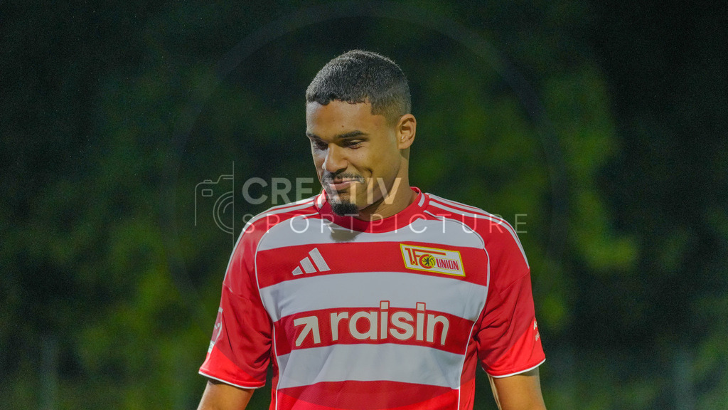 Fußball, Herren, Saison 2025/2026, Testspiel, Freundschaftsspiel, FSV 63 Luckenwalde vs. 1.FC Union Berlin, Mittwoch 08.10.2025, Werner-Seelenbinder-Stadion Luckenwalde, | Fußball, Herren, Saison 2025/2026, Testspiel, Freundschaftsspiel, FSV 63 Luckenwalde vs. 1.FC Union Berlin, Mittwoch 08.10.2025, Werner-Seelenbinder-Stadion Luckenwalde, Im Bild: Danilho Doekhi (Union) - Realisiert mit Pictrs.com