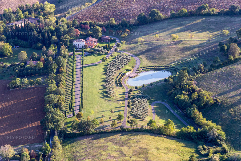 Vue aérienne: Via Fogliano à Maranello dans le département Modena, Italie. Photo: IMG_134618.jpg prise le 19/09/2022 par Werner Riehm/FLY-FOTO.eu – Résolution de l'original: 5472 x 3648 px