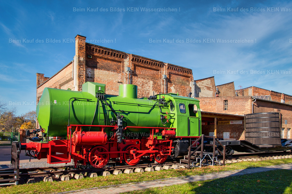 Magdeburg Technikmuseum Dampfspeicherlokomotive-6622 | Dampfspeicherlokomotive Typ FLC---Die feuerlose Dampfspeicherlokomotive wurde 1984 gebaut und erreichte eine Höchstgeschwindigkeit von 30 km/h. Statt einer Feuerung nutzte sie gespeicherten Wasserdampf als Antriebsenergie und gilt als besonderes Beispiel der DDR-Industriebahntechnik. - Realisiert mit Pictrs.com