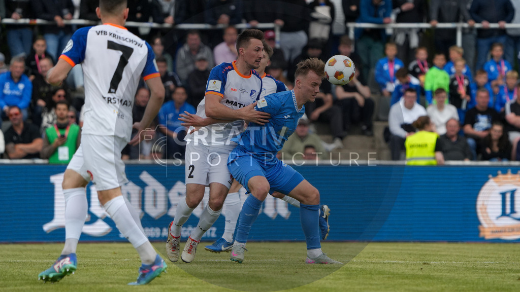 Fußball, Herren, Saison 2024/2025, Finaltag der Amateure 2025, Landespokal Brandenburg, Finale, VfB 1921 Krieschow vs. RSV Eintracht 1949, Samstag 24.05.2025, Volksparkstadion Neuruppin, | Fußball, Herren, Saison 2024/2025, Finaltag der Amateure 2025, Landespokal Brandenburg, Finale, VfB 1921 Krieschow vs. RSV Eintracht 1949, Samstag 24.05.2025, Volksparkstadion Neuruppin, Im Bild: Erich Jeschke (l. Krieschow) und Till Plumpe (r. RSV) - Realisiert mit Pictrs.com
