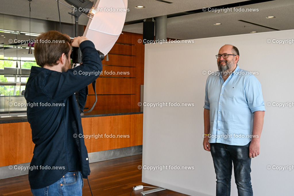 SOKO Linz Casting_ 06.05.2023-12 | 06.05.2023, Linz, Design Center, AUT, SOKO Linz Casting, im Bild Mario Ruhmanseder (Krone Redaktion Linz) mit dem Fotografen