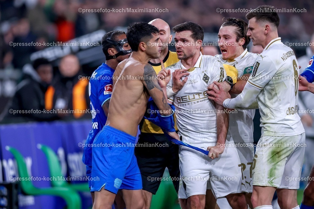 BMG07022601071 | 07.02.2026, Fußball, Borussia Mönchengladbach - Bayer 04 Leverkusen, 1. Fußball Bundesliga, 21.Spieltag, Borussia-Park, Saison 2025 2026: Handgemenge Tummult Prügelei zwischen Kevin Stöger&nbsp;(Borussia Mönchengladbach #07) und Exequiel Palacios&nbsp;(Bayer04 Leverkusen #25)  DFB regulations prohibit any use of photographs as image sequences and or quasi-video.