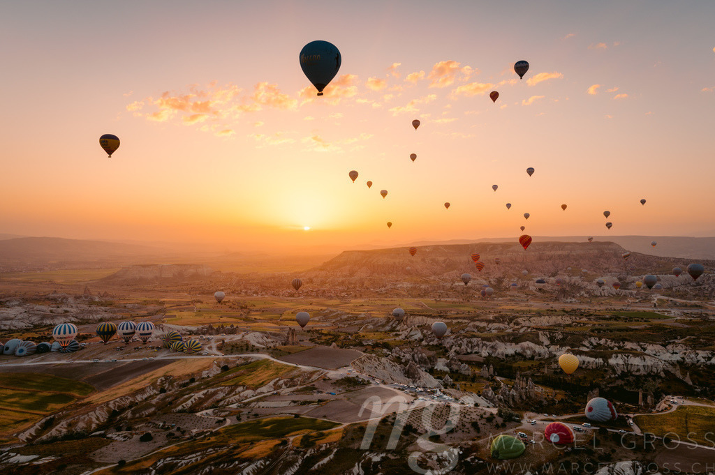 balloons at sunrise over Cappadocia | balloons at sunrise over Cappadocia over the beautiful fairy chimneys of Göreme - Realisiert mit Pictrs.com