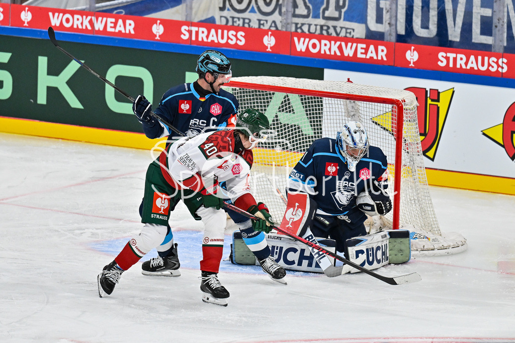ERC Ingolstadt - Frölunda HC | INGOLSTADT, GERMANY - 02. DECEMBER: v. l. Morgan ELLIS (ERC Ingolstadt 4), Jacob PETERSON (Frölunda Gothenburg 40) und Nico PERTUCH (ERC Ingolstadt 1) beim Match zwischen dem ERC Ingolstadt und Frölunda HC beim Hinspiel im Viertelfinale der Champions Hockey League in der Saturn Arena