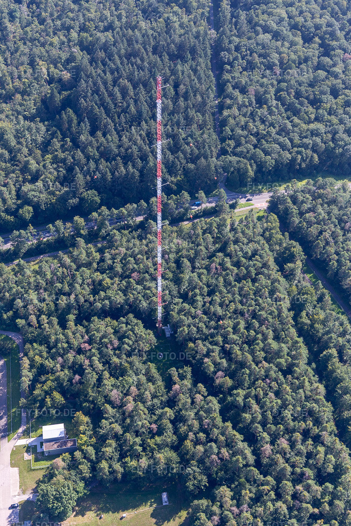 Luftbild: Turm zur Messung der radioaktiven Belastung der Luft des KIT Campus Nord (früher Kernforschungszentrum Karlsruhe) im Hardtwald im Ortsteil Leopoldshafen in Eggenstein-Leopoldshafen im Bundesland Baden-Württemberg in Deutschland. Foto: IMG_128269.jpg vom 12.08.2021 durch Werner Riehm/FLY-FOTO.de
