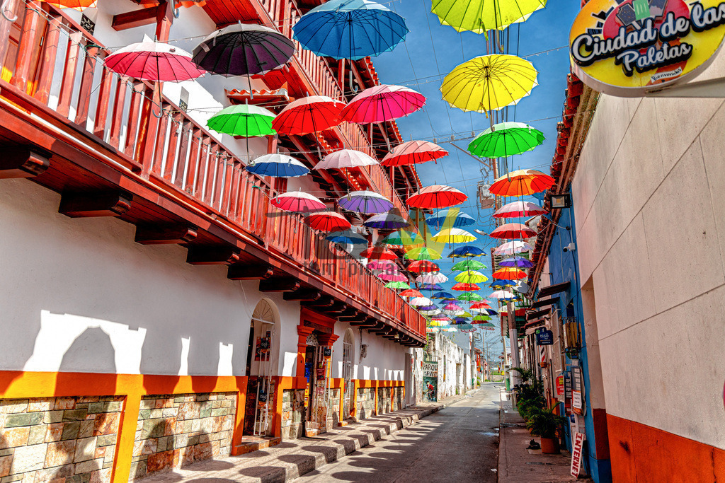 Ein typische Straße in Cartagena - Kolumbien | Eine Straße in Cartagena mit vielen bunten Regenschirmen geschmückt - Realisiert mit Pictrs.com