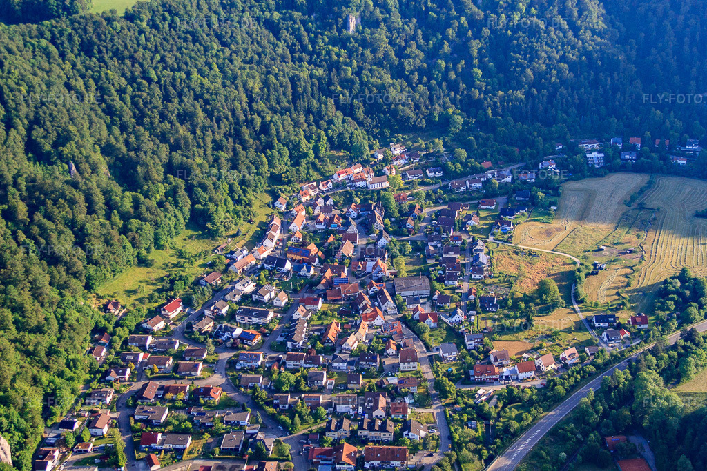 Luftbild: Aachtalstr im Ortsteil Weiler in Blaubeuren im Bundesland Baden-Württemberg in Deutschland. – Foto: IMG_67132.jpg vom 08.06.2014 durch Werner Riehm/FLY-FOTO.de – Auflösung des Originals: 4752 x 3168 px