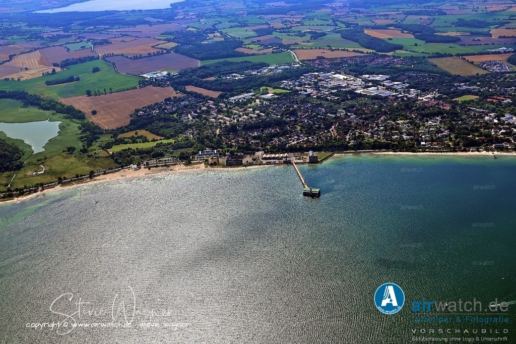 Luftbild Eckernförde - Die erste urkundliche Erwähnung als Stadt erfolgte 1302 | Die erste urkundliche Erwähnung als Stadt erfolgte 1302, als Eckernförde als „civitas“ mit Rat, Bürgerschaft und eigenem Siegel bezeichnet wurde. Die Stadt entstand aus Fischersiedlungen am Windebyer Noor und wurde durch eine Burg am Nordufer der inneren Förde geschützt, die 1231 als „Ykernaeburgh“ (Eichhörnchenburg) erwähnt wurde.