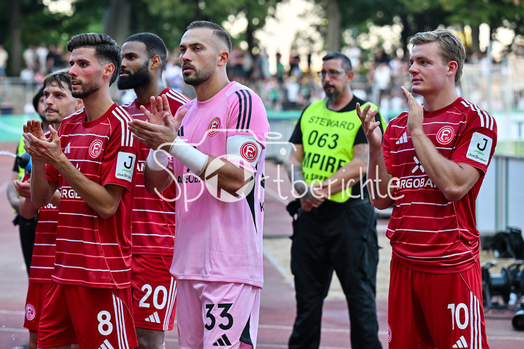 1. FC Schweinfurt 05 - Fortuna Düsseldorf | Die Spieler der Fortuna feiern zusammen mit den Fans den Pokalsieg in Schweinfurt / DFB-Pokal: 1. FC Schweinfurt 05 - Fortuna Düsseldorf; Riedel-Bau Arena am 18.08.2025 / Anouar El AZZOUZI (Fortuna 8), Jamil SIEBERG (Fortuna 20), Florian KASTENMEIER (Fortuna 33), Christian RASMUSSEN (Fortuna 10)