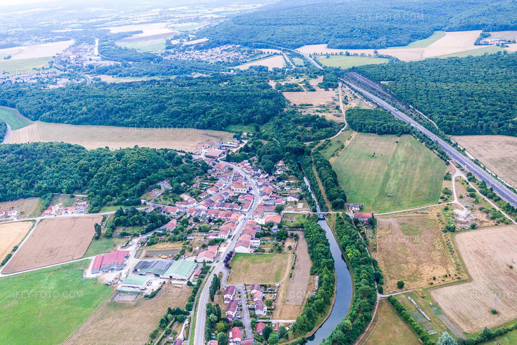 Aerial view: Underground canal route and banks of the inland waterway Canal Rhin au Marne in Lay-Saint-Remy in the state Meurthe et Moselle, France. – Photo: IMG_083528.jpg taken on 07/13/2015 by Werner Riehm/FLY-FOTO.com – Resolution of the original: 5236 x 3490 px