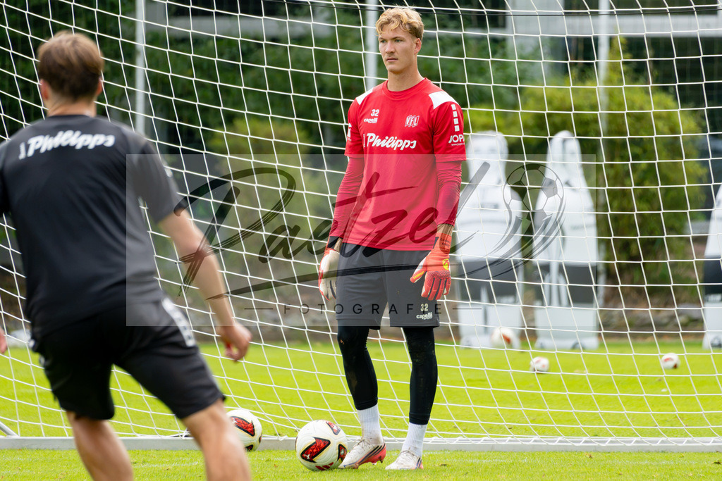20260909_TRAOSN_0469 | Fußball, Herren: Torhüter Jonas Krumrey (VfL Osnabrück) in Aktion, am Ball, Einzelaktion beim Training des VfL Osnabrück am 09.09.2026 im Sportpark Illoshöhe in Osnabrück, Deutschland.(Foto von Nico Paetzel) - Realisiert mit Pictrs.com