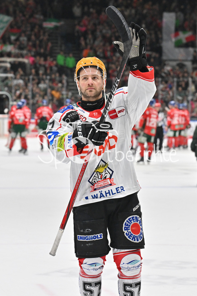 Augsburger Panther - Fischtown Bremerhaven | AUGSBURG, GERMANY - 25. JANUARY: die Spieler der Gäste feiern zusamen mit den Fans den 2-1 Auswärtssieg in Augsburg nach dem Match zwischen den Augsburger Panthern und den Fischtown Pinguins am 43. Spieltag der Penny DEL im Curt Frenzel Stadion / Alxex FRIESEN (Fischtown Pinguins 57)