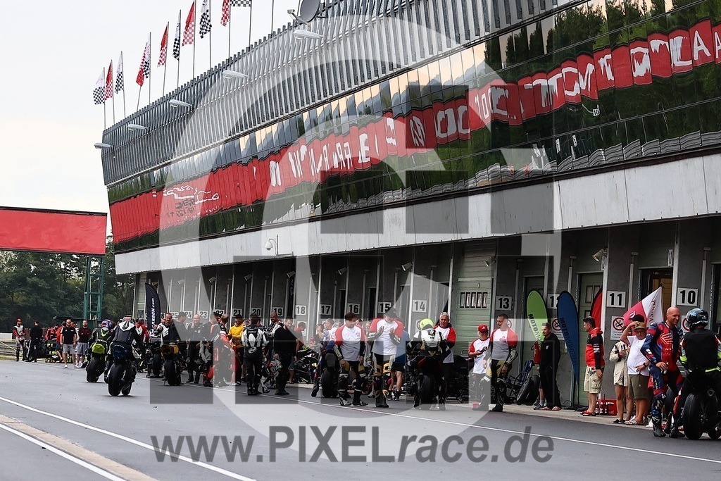 social-20250830_08351 | Schöne Erinnerungen an spannende Momente - das festzuhalten ist unser Job. PIXELrace.de ist seit 2003 auf den Rennstrecken Europas unterwegs um die Action draußen beim Fahren und die wunderbare Stimmung imm Fahrerlager für euch einzufangen.