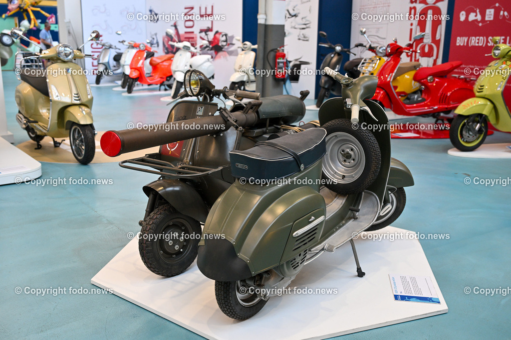 Italien_ Toskana_ Provinz Pisa_ Pontedera_ Vespa_ 29.05.2024-23 | 29.05.2024, Italien, ITA, Toskana, Pontedera im Bild Piaggio, Vespa, Museum

Piaggio ist ein italienischer Fahrzeughersteller mit Sitz in Pontedera. Das Unternehmen produziert verschiedene Mofas und Motorroller, unter anderem die Vespa, das Lastendreirad Ape sowie den Kleintransporter Porter. Zum Konzern gehören auch die Motorradmarken Aprilia, Derbi, Gilera, Laverda und Moto Guzzi. 
Quelle: Wikipedia