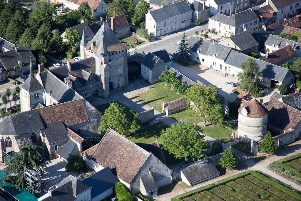 Vue aérienne: Parc du château du château Talcy à Talcy dans le département Loir et Cher, France. Photo: IMG_082219.jpg prise le 20/06/2015 par Werner Riehm/FLY-FOTO.eu – Résolution de l'original: 5472 x 3648 px