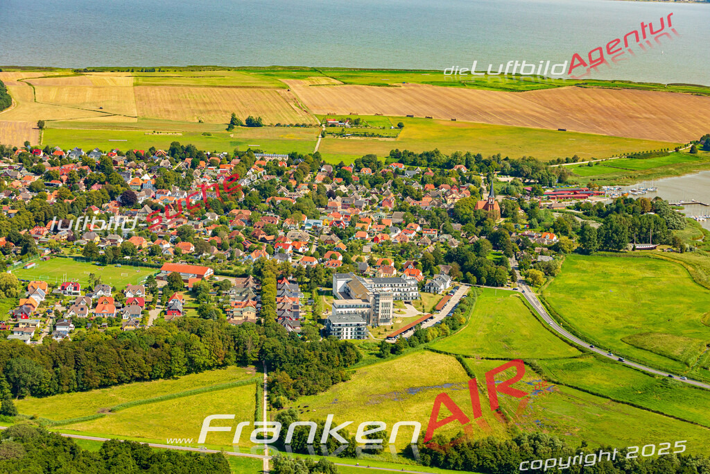Luftbild Wustrow - Die Luftaufnahme wurde 2025 vom UL-Flugzeug heraus erstellt ( keine Drohne ) - Hochauflösende Luftaufnahme - für professionelle Ausdrucke geeignet. Die Geschenkidee !Hier alle&nbsp;Infos zur Lizenzierung der LuftaufnahmeWir fliegen auch dieses Jahr wieder in Ihre Region um Luftbilder zu erstellen.- Luftbild anfragen