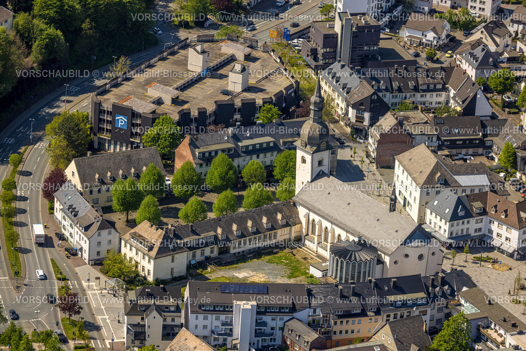 Meschede240505977 | Luftbild, St. Walburga katholische Kirche, Stiftsplatz und Parkhaus Stiftsplatz, , Meschede-Stadt, Meschede, Sauerland, Nordrhein-Westfalen, Deutschland