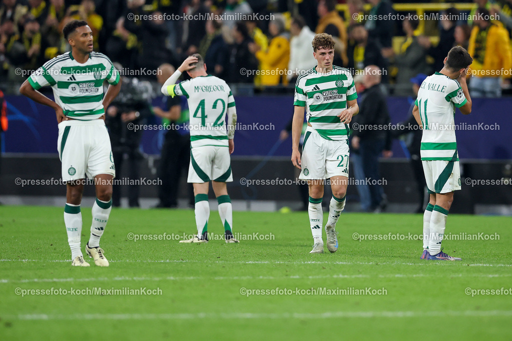 BVB01102402254 | 01.10.2024, Fußball, UEFA Champions League, Borussia Dortmund - Celtic Glasgow, 2. Spieltag, Signal Iduna Park, Saison 2024 2025: Enttäuschung nach der 1:7 Niederlage bei Auston Trusty (Celtic #6), Callum McGregor Celtic #42), Arne Engels (Celtic #27) und Alex Valle (Celtic #11)