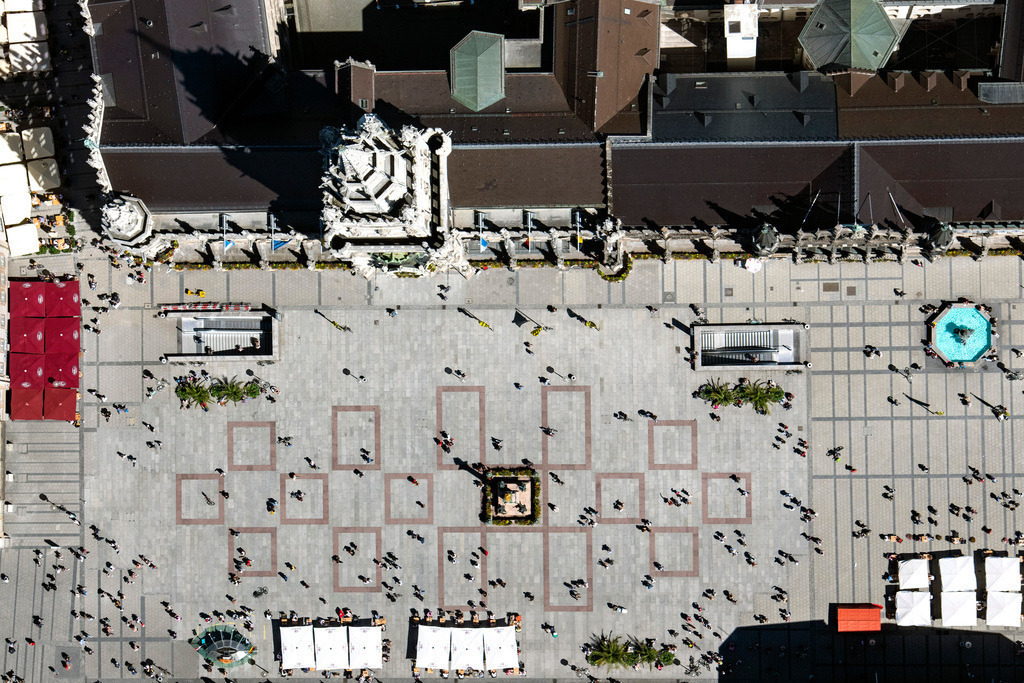 dr__0053924.jpg | MüNCHEN 12.06.2020 Senkrecht- Luftbild aus der Satelliten- Perspektive vom Platz- Ensemble " Marienplatz " im Innenstadt- Zentrum im Ortsteil Altstadt in München im Bundesland Bayern, Deutschland. Weiterführende Informationen bei: Landeshauptstadt München. // Vertical aerial view from the satellite perspective of the ensemble space an place " Marienplatz " in the inner city center in the district Altstadt in Munich in the state Bavaria, Germany. Further information at: Landeshauptstadt Muenchen. Foto: Daniel Reiter