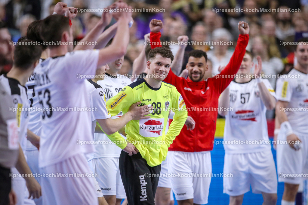 EHFEURO20012403109 | 20.01.2024, EHF EURO 2024, Männer Europameisterschaft Handball, Lanxess Arena in Köln, Deutschland - Österreich: Player of the Match ist Torhüter Constantin Möstl (Österreich). Die mannschaft jubelt.