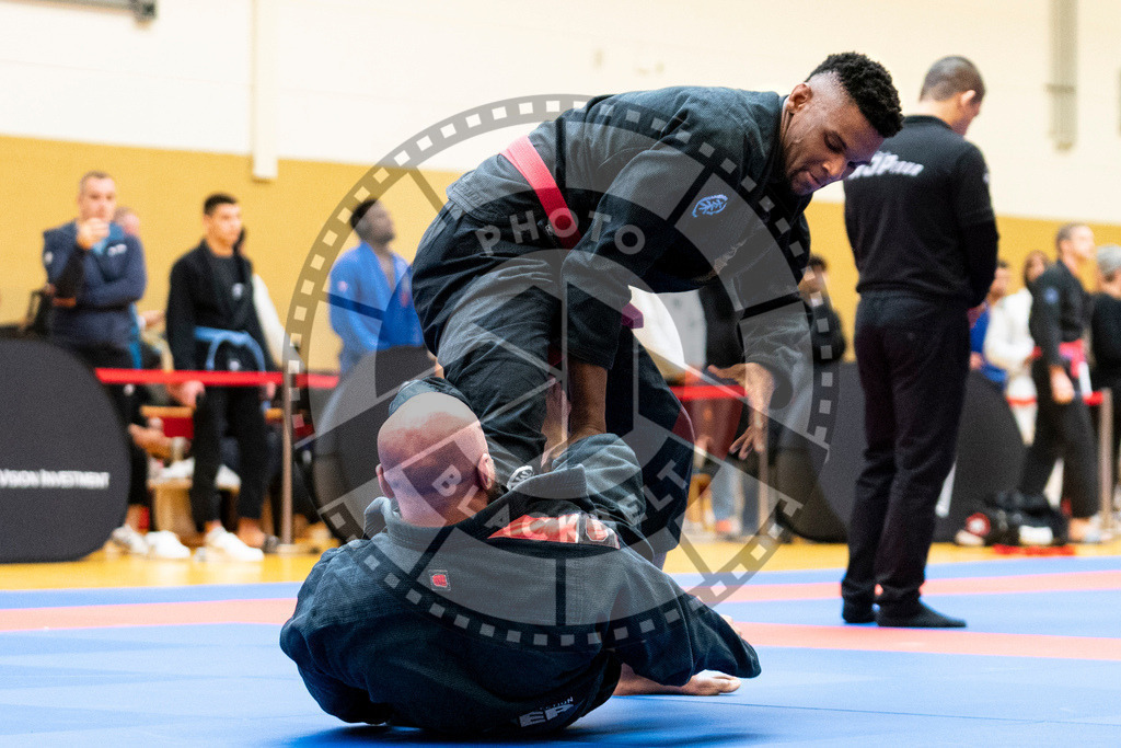20231118PBB10718 | Fighters compete during the AJP Tour 600 Frankfurt Championship in Frankfurt/Main, Germany, on November 18, 2023.