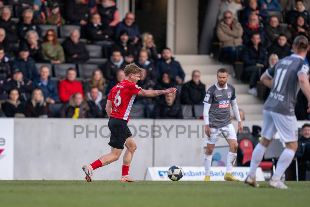 SG Sonnenhof Grossaspach vs. SSV Ulm 1846 Fussball, Fussball, WFV-Pokal, Viertelfinale, 01.04.2026 | Christian Mistl (SG Sonnenhof Grossaspach, #06) am Ball,SG Sonnenhof Grossaspach vs. SSV Ulm 1846 Fussball, Fussball, WFV-Pokal, Viertelfinale, 01.04.2026