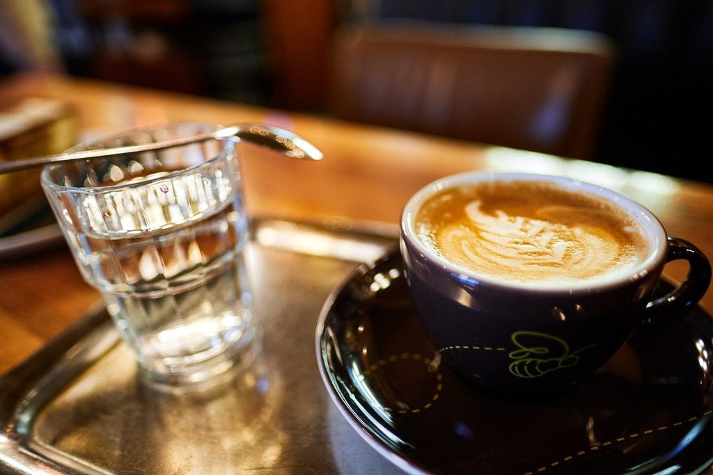 eine Melange und ein Glas Wasser auf dem Tisch | WIen, Austria - March 31, 2022; Cafe Hummel; eine Melange und ein Glas Wasser auf dem Tisch. - Realisiert mit Pictrs.com