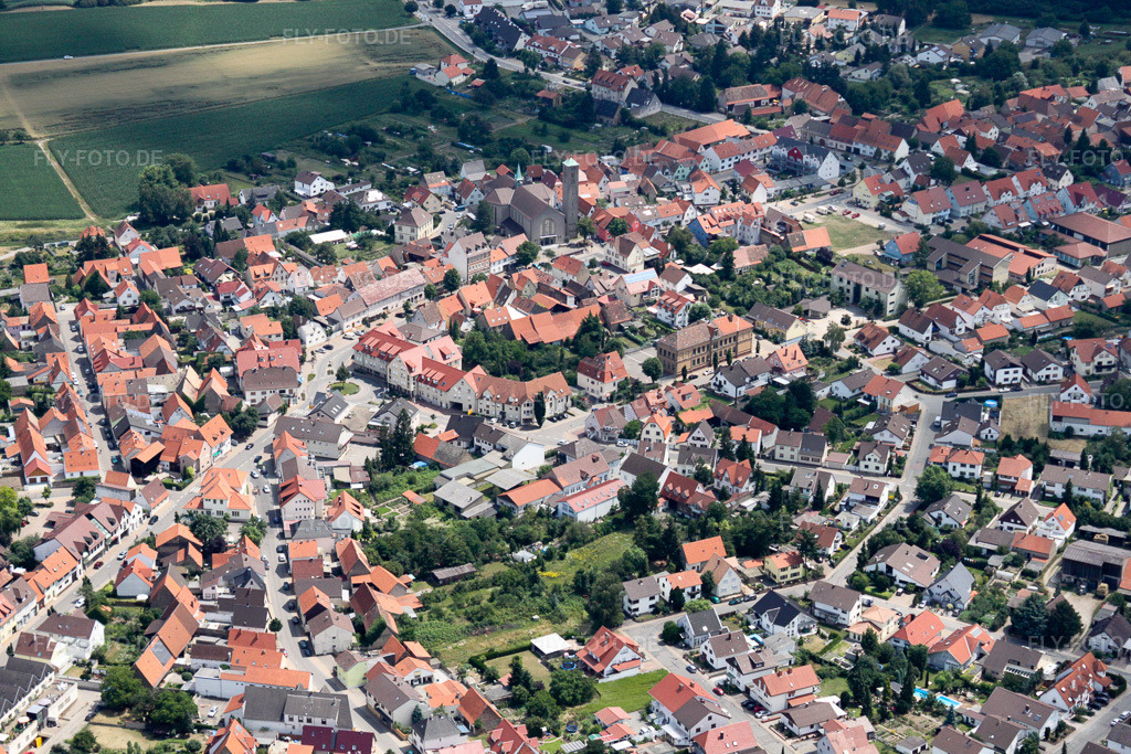 Luftbild: Ortsübersicht mit St. Leo der Große Kirche im Ortsteil Sankt Leon in St. Leon-Rot im Bundesland Baden-Württemberg in Deutschland. Foto: IMG_19193.jpg vom 05.07.2009 durch Werner Riehm/FLY-FOTO.de