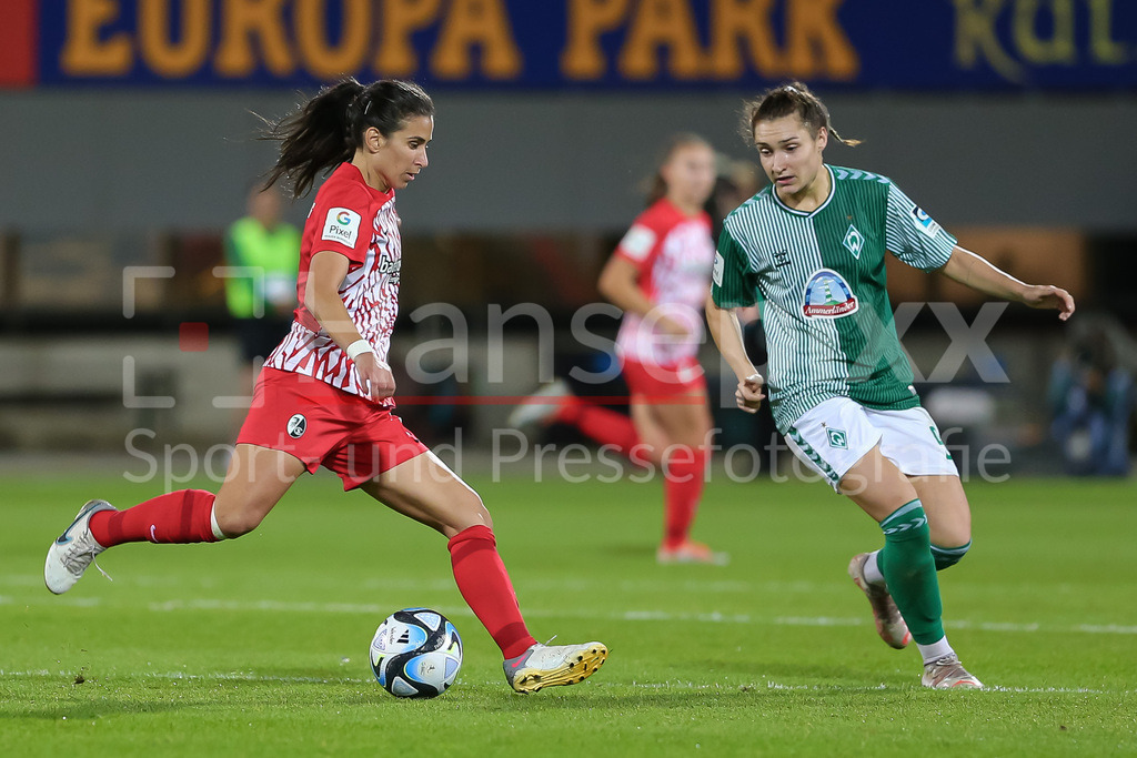 Fussball, Google Pixel Frauen-Bundesliga, SC Freiburg - SV Werder Bremen | v.li.: Hasret Kayikci (SC Freiburg, 11) und Sophie Weidauer (SV Werder Bremen, 9) im Zweikampf, Duell, Dynamik, Aktion, Action, Spielszene, DIE DFB-RICHTLINIEN UNTERSAGEN JEGLICHE NUTZUNG VON FOTOS ALS SEQUENZBILDER UND/ODER VIDEOÄHNLICHE FOTOSTRECKEN. DFB REGULATIONS PROHIBIT ANY USE OF PHOTOGRAPHS AS IMAGE SEQUENCES AND/OR QUASI-VIDEO.
