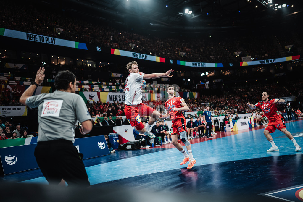 Handball | Herren | EHF EURO 2024 | European Championshop Men 2024 Final Tournament | Norwegen vs. Dänemark | 21.01.2024 | Mathias Gidsel (#19, Dänemark, DEN) beim Absprung zum Wurf aufs Tor