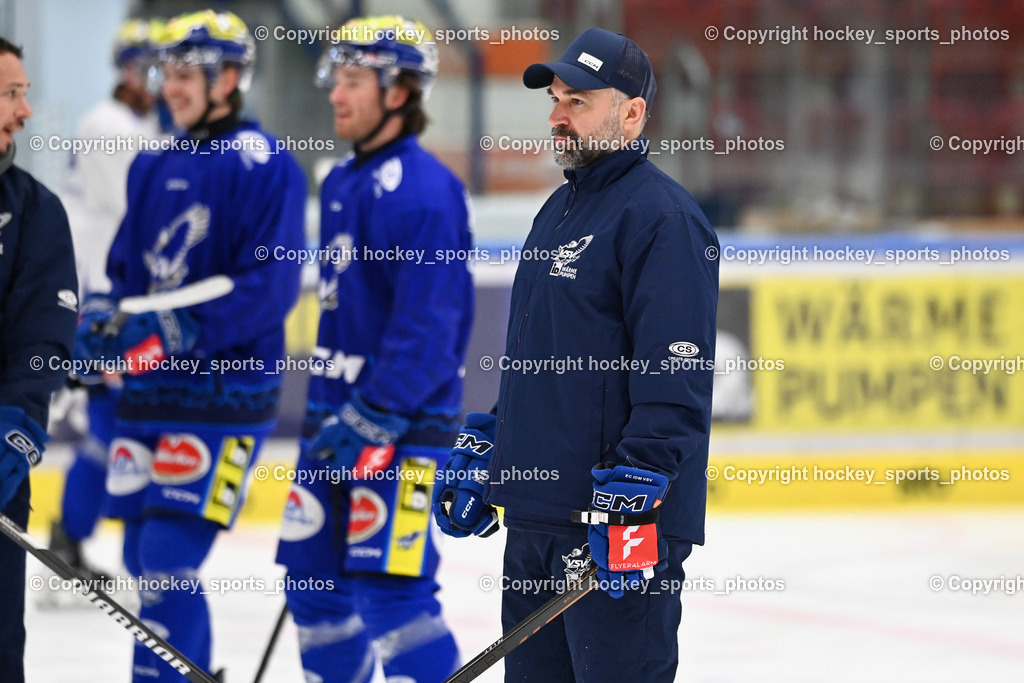 Eistrainig EC VSV mit Headcoach Pierre Allard | Eistrainig EC VSV mit Headcoach Pierre Allard, 1. Eistrainig EC VSV mit Headcoach Pierre Allard am 02.12.2025 in Villach (Stadthalle Villach), Austria, (Photo by Bernd Stefan)