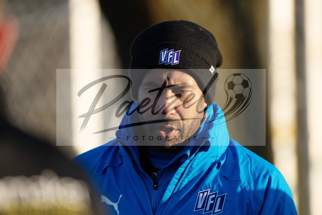20200121_TRAOSN_0009 | Fußball, Herren: Trainer Daniel Thioune (VfL Osnabrück) schaut beim Training des VfL Osnabrück am 21.01.2020 im Sportpark Illoshöhe in Osnabrück, Deutschland.(Foto von Nico Paetzel) - Realisiert mit Pictrs.com