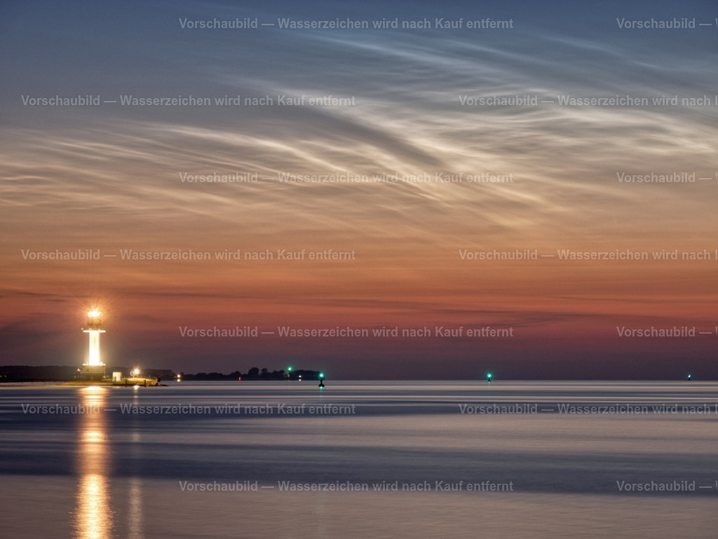 Leuchtende Nachtwolken über Möltenort | Leuchtende Nachtwolken über der Kieler Förde.