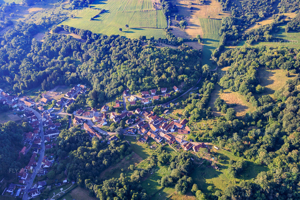 Luftbild: Dorfansicht im Lautertal aus Nordwesten im Ortsteil Weiler in Wissembourg im Bundesland Bas-Rhin in Frankreich. – Foto: IMG_157813.jpg vom 19.06.2026 durch Werner Riehm/FLY-FOTO.de – Auflösung des Originals: 6000 x 4000 px
