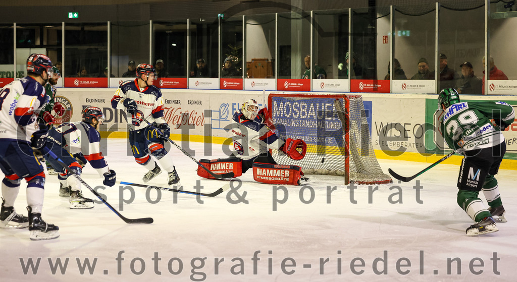 2024-01-05_120_TSV_Erding_gegen_VfE_Ulm-Neu-Ulm | Erding, Deutschland, 05.01.2024:
Eishockey, Bayernliga Vorrunde 2023 / 2024, 22. Spieltag, TSV Erding gegen VfE Ulm/Neu-Ulm, Endergebnis: 7:6

Robin Prätz (VfE Ulm/Neu-Ulm e. V., #19), Torwart David Heckenberger (VfE Ulm/Neu-Ulm e. V., #3), Thomas Plihal (Erding Gladiators, #39)

Foto: Christian Riedel / fotografie-riedel.net