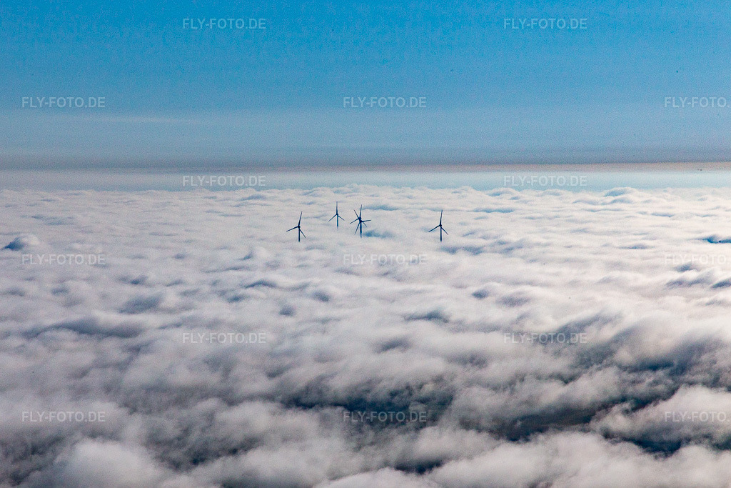 Luftbild: Windpark bei Hatzenbühl in Wolken in Hatzenbühl im Bundesland Rheinland-Pfalz in Deutschland. Foto: IMG_143432.jpg vom 29.09.2024 durch Werner Riehm/FLY-FOTO.de