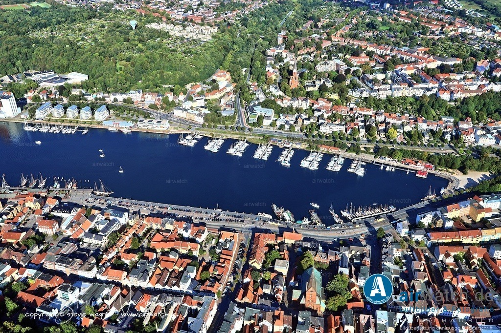 Luftbild Flensburger Hafen - An der nördlichen Spitze des westlichen Hafenteils liegt der Museumshafen Flensburg | An der nördlichen Spitze des westlichen Hafenteils liegt der Museumshafen Flensburg, an dem die Museumswerft Flensburg angesiedelt ist. Der Hafendamm, der die Hafenspitze verbindet, ist auch die Zufahrt zu den kostenpflichtigen Parkplätzen hinter dem Spielplatz.