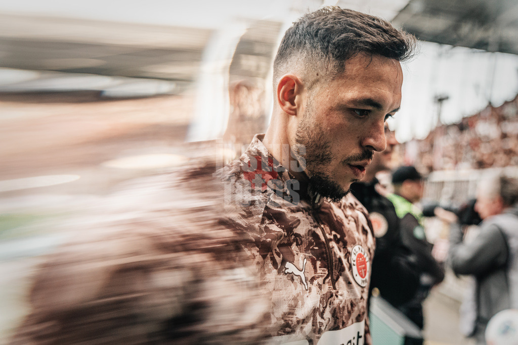 Fußball | Männer | Saison 2025/2026  | Fußball-Bundesliga | 29. Spieltag | FC St. Pauli vs. FC Bayern München | 11.04.2026 | Mathias Pereira Lage (#28, FC St. Pauli) auf dem Weg in die Kabine Objektivfilter