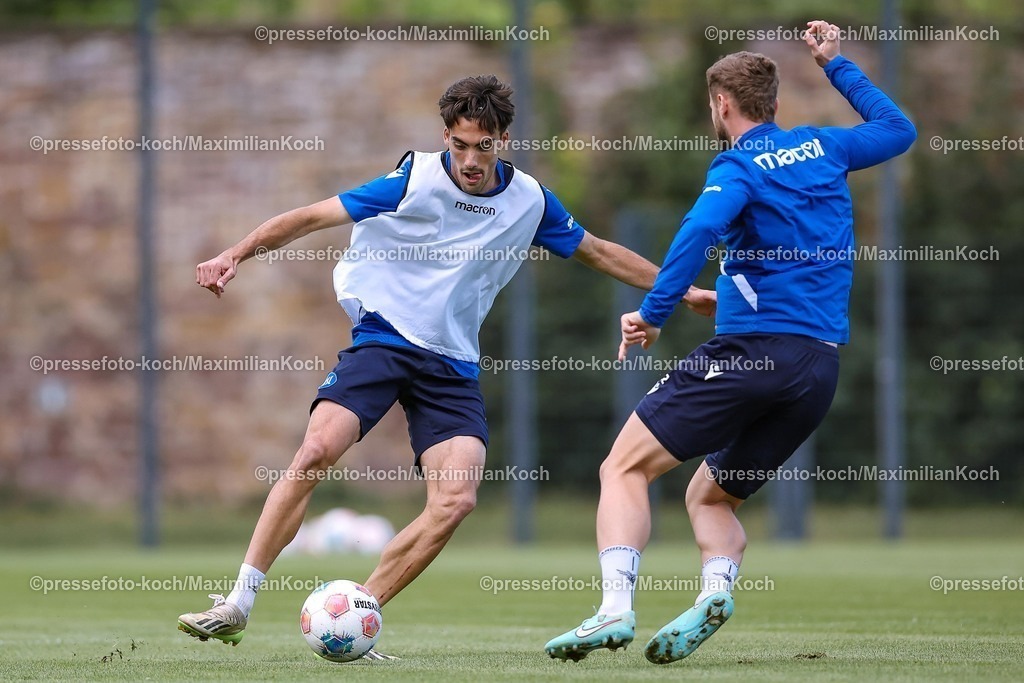 KSC02092502118 | 02.09.2025, Fußball, Training Karlsruher SC, 2. Fußball Bundesliga, Trainingsplatz am BBBank Wildpark Stadion Karlsruhe, Saison 2025 2026: Roko Simic (KSC #09) im Zweikampf gegen  Christoph Kobald (KSC #22) 