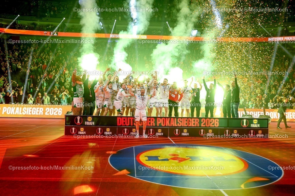 xSSCx19042602036 | 19.04.2026, xsscx, Handball, DHB-Pokal Lidl Final4, Finale, Füchse Berlin - Bergischer HC, Saison 2025 / 2026 Herren, Lanxess Arena, Köln: Die Mannschaft der Füchse Berlin feiert den Sieg im DHB-Pokal  Photo: xSandraxScherningxPressefotoKochx