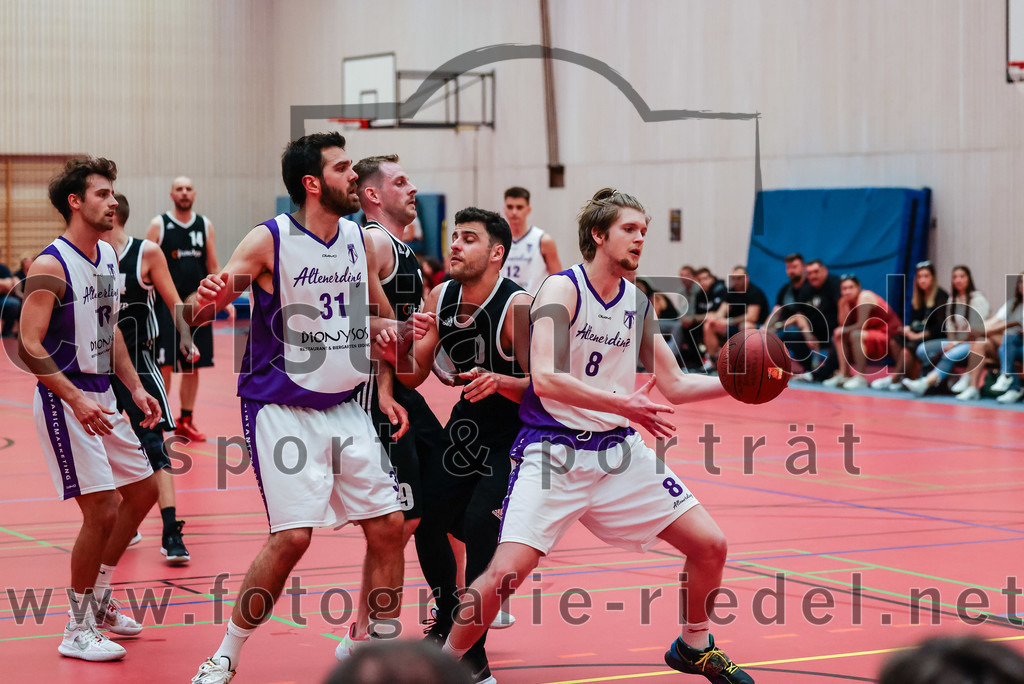 2022-05-15_081_SpVgg_Altenerding_gegen_TSV_Muenchen-Forstenried | Erding, Deutschland, 15.05.2022:
Basketball, Bezirksliga 2021 / 2022, Play-Offs, SpVgg Altenerding gegen TSV München-Forstenried, Endergebnis: 55:57

Sasa Sukovic (SpVgg Altenerding, #31), Kristof Vadasz (SpVgg Altenerding, #8)

Foto: Christian Riedel / fotografie-riedel.net