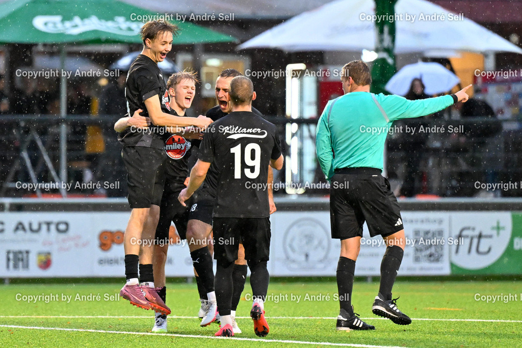 FC Kilia Kiel II vs TSV Flintbek | Dastyn-Sven Ritter (Kilia #27 links) freut sich mit seinen Mannschaftskameraden über seinen Siegtreffer zum 3-2 - Schiedsrichter Marek Borkowski / Fußball-Verbandsliga Ost Männer 2026/2027 / FC Kilia Kiel II vs TSV Flintbek / Kilia Sportplatz / Kiel / 10.10.26 - Realisiert mit Pictrs.com