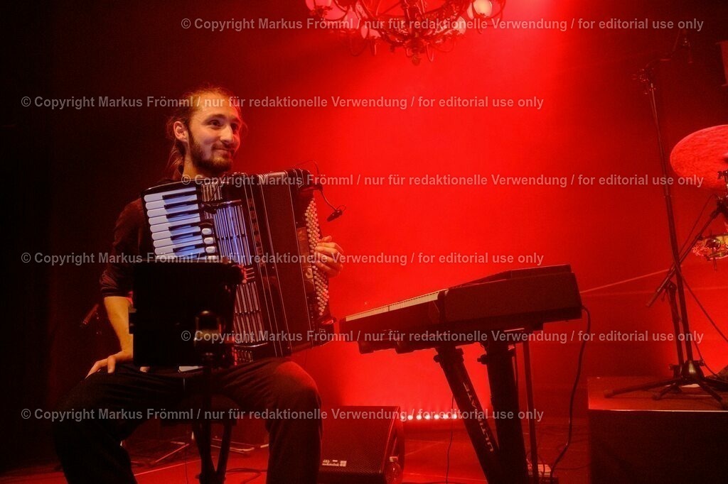 20230728-helen-maier-and-the-folks-029 | Helen Maier &amp; The Folks am Luzern Live Festival. Am Freitag 28. Juli 2023 im Hotel Schweizerhof in Luzern. Helen Maier — Violine / Alexander Graf — Violine, Bratsche / Andreas Gut — Akkordeon / Theo Känzig — Gitarre / Jonas Künzli — Kontrabass / Adrian Böckli — Schlagzeug, Percussion. Foto: Markus Frömml