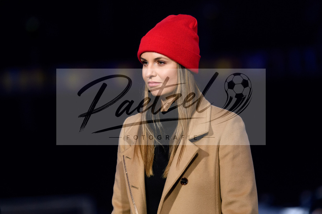 BSCFCB20220123_208 | Fussball, Herren: DAZN-Moderatorin Laura Wontorra schaut bei dem Spiel der 1. Bundesliga zwischen Hertha BSC und FC Bayern Muenchen im Olypiastadion am 23.01.2022 in Berlin, Deutschland.DFB / DFL REGULATIONS PROHIBIT ANY USE OF PHOTOGRAPHS AS IMAGE SEQUENCES AND/OR QUASI-VIDEO. - Realisiert mit Pictrs.com