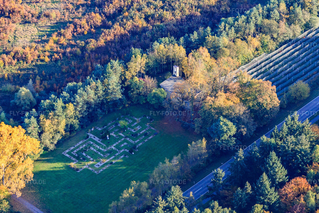 Luftbild: Friedhof am Dieterskirchel in Rülzheim im Bundesland Rheinland-Pfalz in Deutschland. – Foto: IMG_60490.jpg vom 24.10.2013 durch Werner Riehm/FLY-FOTO.de – Auflösung des Originals: 4752 x 3168 px – Dieterskirchel - Pfarrei Hl. Theodard Rülzheim