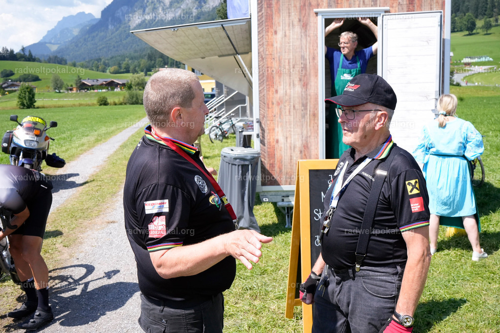 153_20230817_Bewerb_Maenner_Muehlanger | AUT - OESTERREICH, 2023-08-16: SPORT RENNRAD-FAHREN - 55. INTERNATIONALER RADWELTPOKAL IN ST. JOHANN IN TIROL  - Vintage-Radrennen mit WM-Bronze-Medaillen-Siegerin Christina Schweinberger, den Teilnehmer und Alexander Baumann (vom Orginastions-Team) - TAG 2 BEWERB MAENNER IN SECHS GRUPPEN  ; Foto: Roland Muehlanger