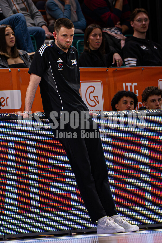 Basketball I Herren I Saison 2025-2026 I ProB Nord I 21. Spieltag I Rasta Vechta II - Iserlohn Kangaroos I 3359 | Harm-Ubbo Horst (Head Coach, RASTA Vechta II) - Realisiert mit Pictrs.com
